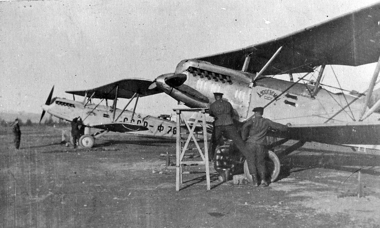 Самолеты П-5 Магаданского авиаотряда, предназначенные для аэрофотосъемки, на аэродроме «13-й км». 40-е годы ХХ века.