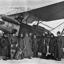 Бухта Нагаева. Авиаторы у самолета Водопьянова ЛП-5 СССР Н-67. 1935 год