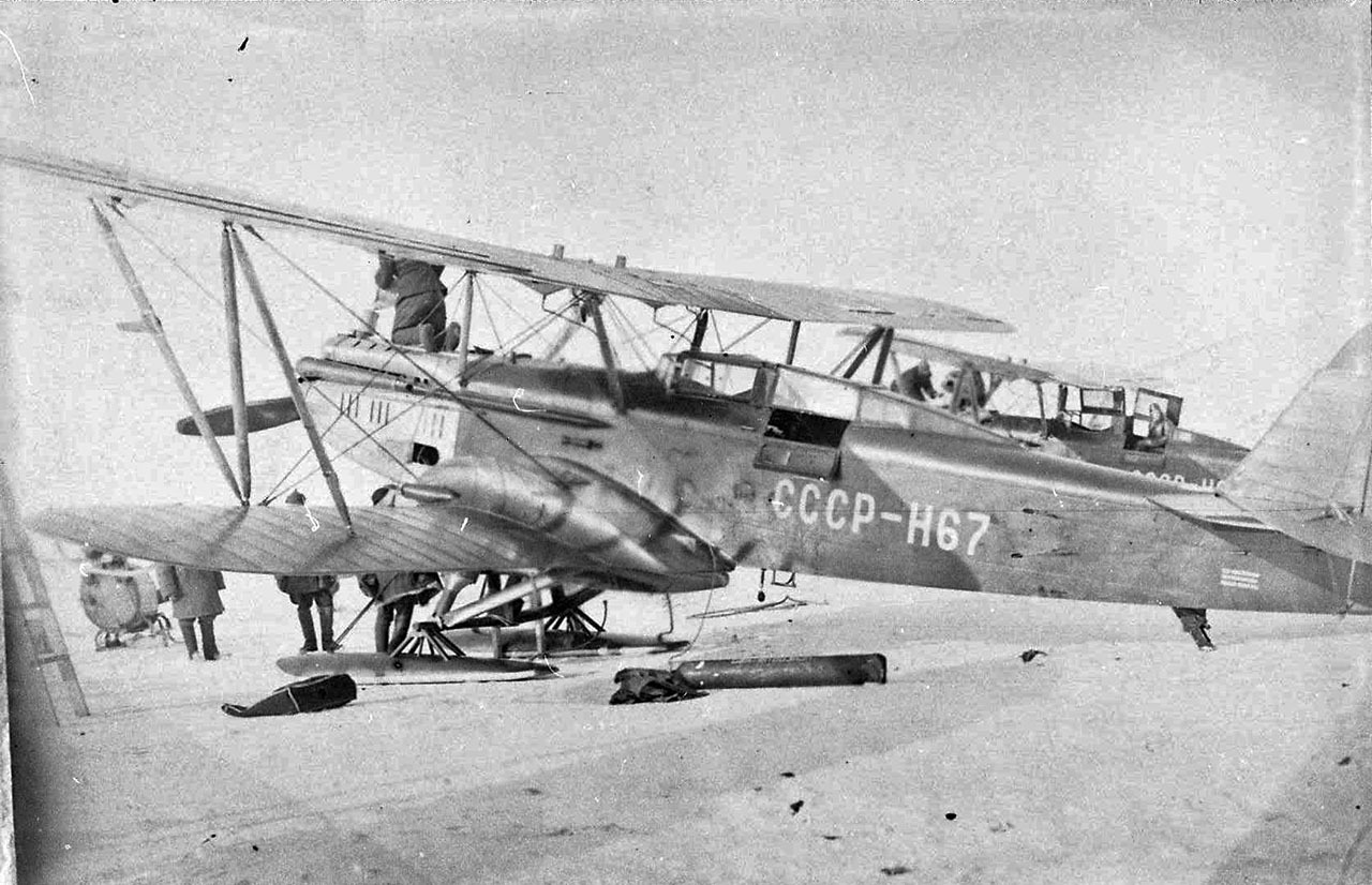 Заправка самолёта ЛП-5. Бухта Нагаева. 1935 г.