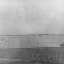 На заднем плане взлетает АНТ-4 (ТБ-1П), на переднем плане летающая лодка Дорнье Валь (Dornier Do.J Wal). Аэродром Амбарчик
