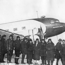 Аэродром Певек. Геологи и топографы. Г.Н Лапин(топограф), А.П. Коптев(геолог), Н.Ф. Григорьев(геолог), Ф.А. Свентицкий(геолог), В.С. Галев(топограф), Н.И. Кикас(геолог). 1942 год