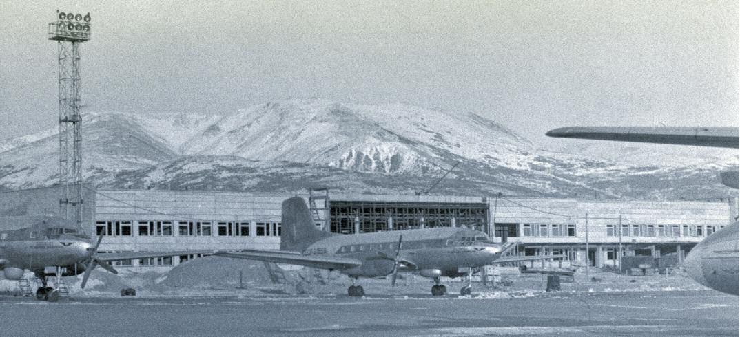 Ил-14 полярной авиации на фоне строящегося здания аэропорта «Магадан». Начало 70-х годов ХХ века.