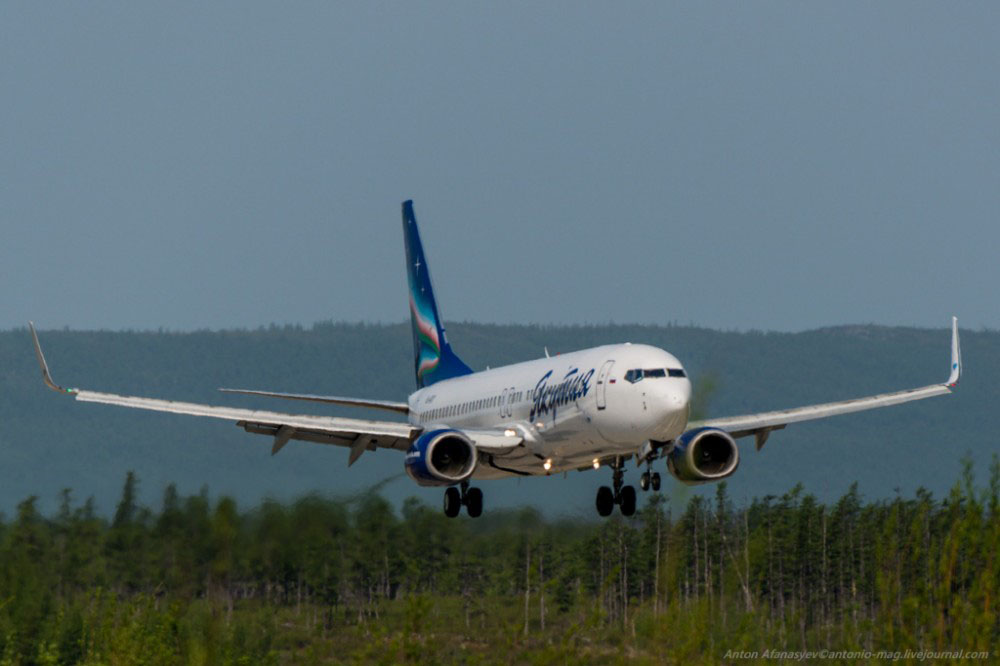 Боинг авиакомпании Якутия совершает посадку в аэропорту Сокол