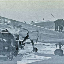 Обработка анти-обледенительной жидкостью самолета Ил-14 перед вылетом в аэропорту 47-й км