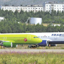 Воздушные суда Airbus-A320 компании «S7» и Боинг-767 компании «Трансаэро» во время обслуживания в аэропорту «Магадан». 2010 год.