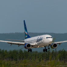 Боинг авиакомпании Якутия совершает посадку в аэропорту Сокол
