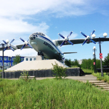 Памятник у аэропорта «Магадан-56» Ан-12