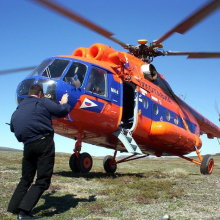 Бортмеханик определяет возможность посадки вертолёта на грунт.