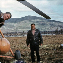 Н снимке командир Вячеслав Кича, а выглядывает бормеханик Василий Сазонов