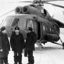 Летчики Сеймчанского ОАО на фоне Ми-8