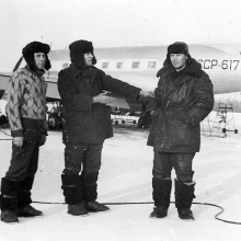 Аэропорт Сеймчан, начало 70х годов. Авиатехники на фоне Ил-14 СССР-61718. В центре - Железняк Николай Иванович