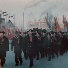 Впереди идут командир СОАО Иванов, Партолин и начальник АТБ Свиридов