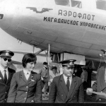 Справа стоит В.Ф. Николенко, а слева крайний- по видимому Л.Н. Клаф. В центре - Василий Иванович Пожарский - борт радист и Людмила Иванова
