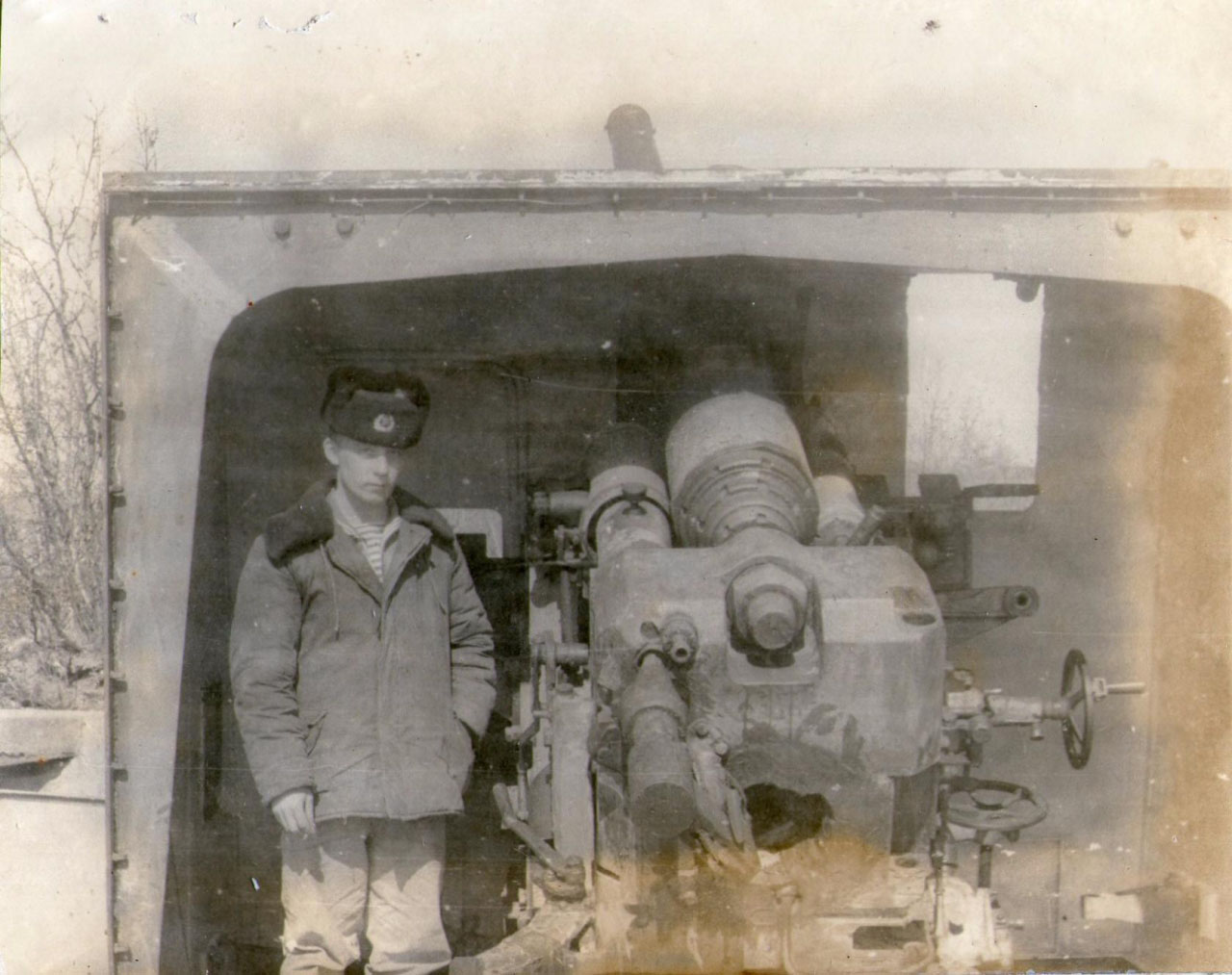 Александр Акимов у пушки Б-13 на батарее №960