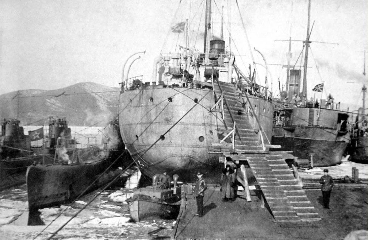 Подводные лодки типа «Щука» у плавбазы «Саратов» в бухте Находка 1934-1935 годы