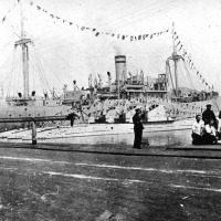 Ближняя - Щ-124, а дальняя Щ-119. Подводные лодки у борта плавбазы «Саратов», мыс Линдгольма в бухте Находка, май 1936 года