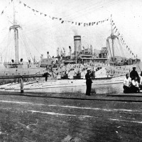 Ближняя - Щ-124, а дальняя Щ-119. Подводные лодки у борта плавбазы «Саратов», мыс Линдгольма в бухте Находка, май 1936 года