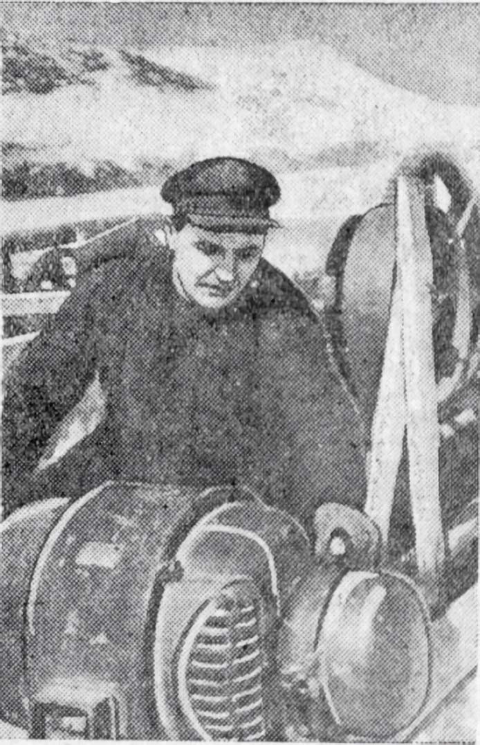Главный инженер «Хета» П.А. Здоровцев проверяет электромотор лебёдки на промприборе № 6 Июнь 1941 года. Фото из газеты «Советская Колыма».