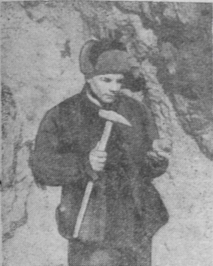 Начальник смены рудного участка № 1 прииска «Хета» И.А. Гришин, награждённый значком «Отличнику-дальстроевцу». Май 1941 года. Фото из газеты «Советская Колыма».