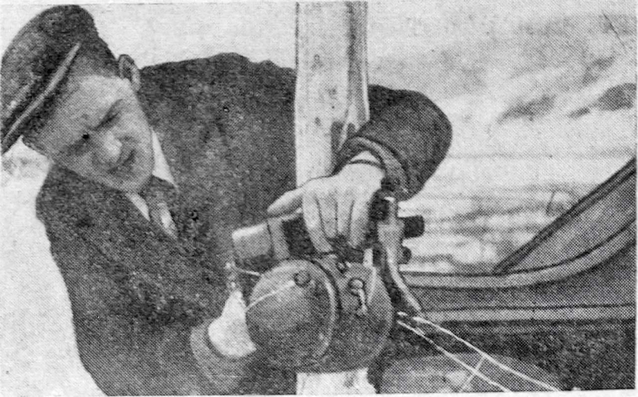 Начальник радиоузла П.П. Тетерятников подключает уличный динамик. Май 1941 года. Фото из газеты «Советская Колыма».