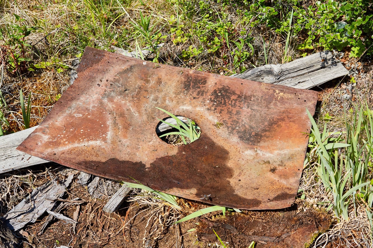 Фартук из металла для трубы буржуйки в одном из распадков в долине Хеты. Июль. 2017 года.