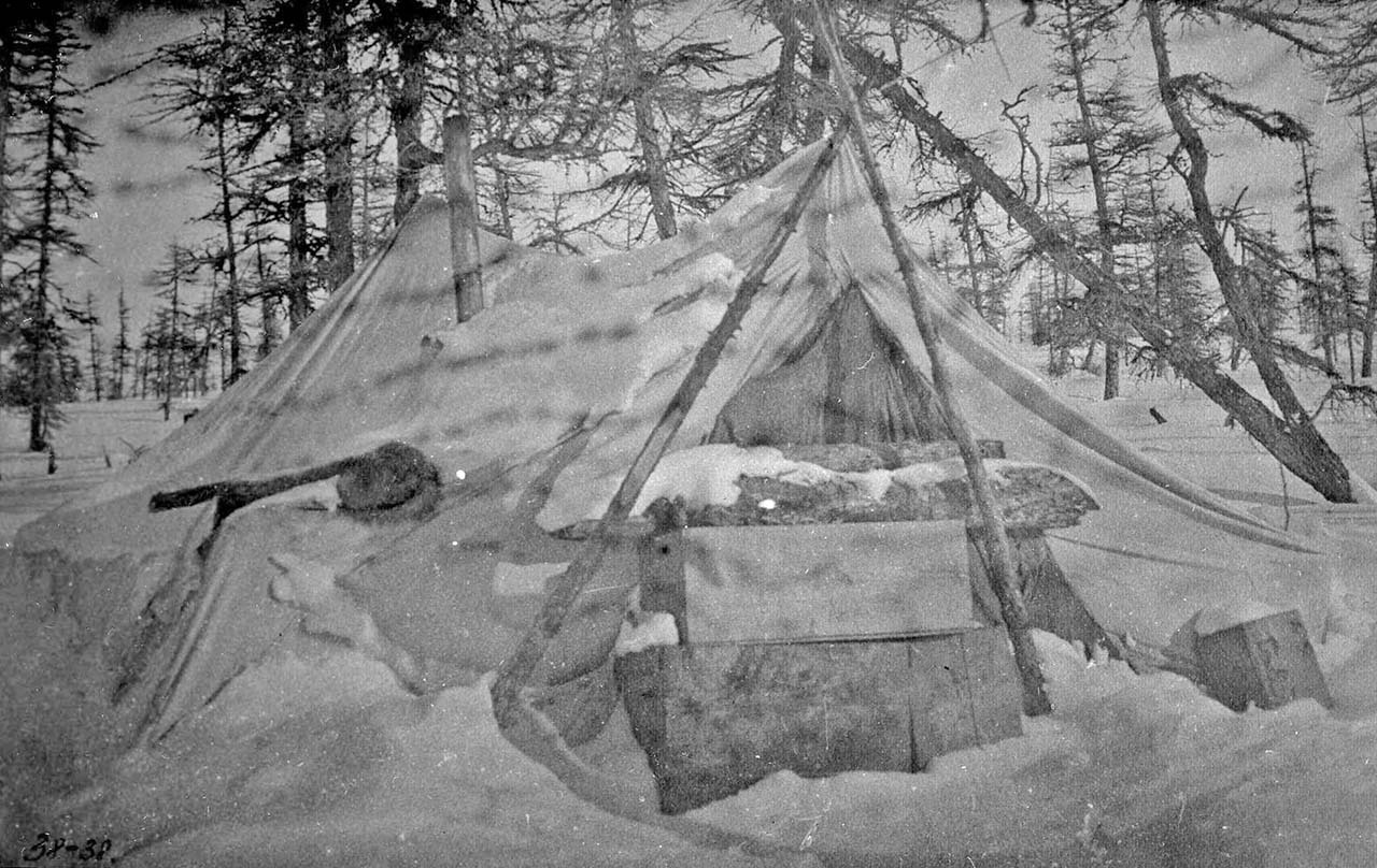 Палатка в Колымской тайге. Конец 20-х годов.