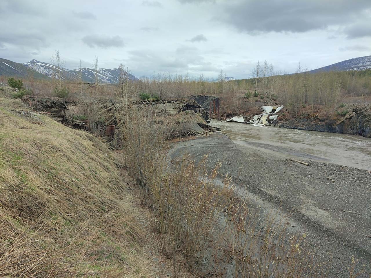 Общий вид на остатки Ларюковской ГЭС и устье ручья Лабораторный, май 2023 года. Фото Павла Тихменёва.