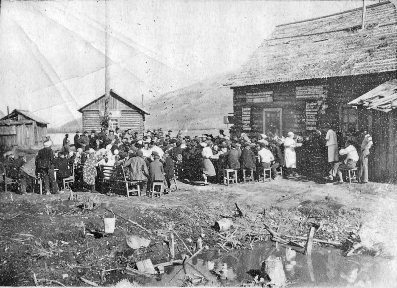Праздник в посёлке Усть-Таскан рядом с Тасканской ТЭС-1. 1941 год.