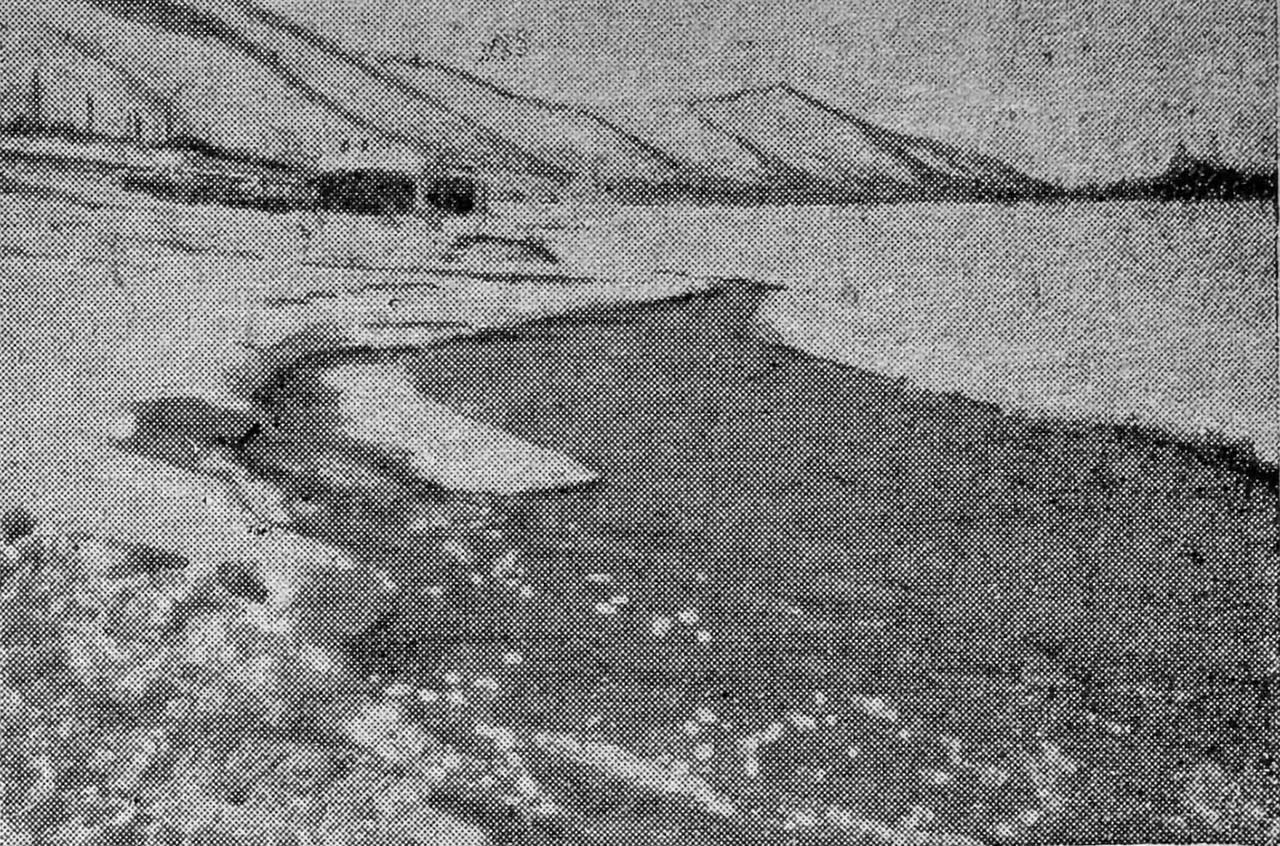 Отработанная, нагретая вода из Усть-Утинской электростанции впадает в Колыму. Май 1938 года. Фото из газеты «Советская Колыма».