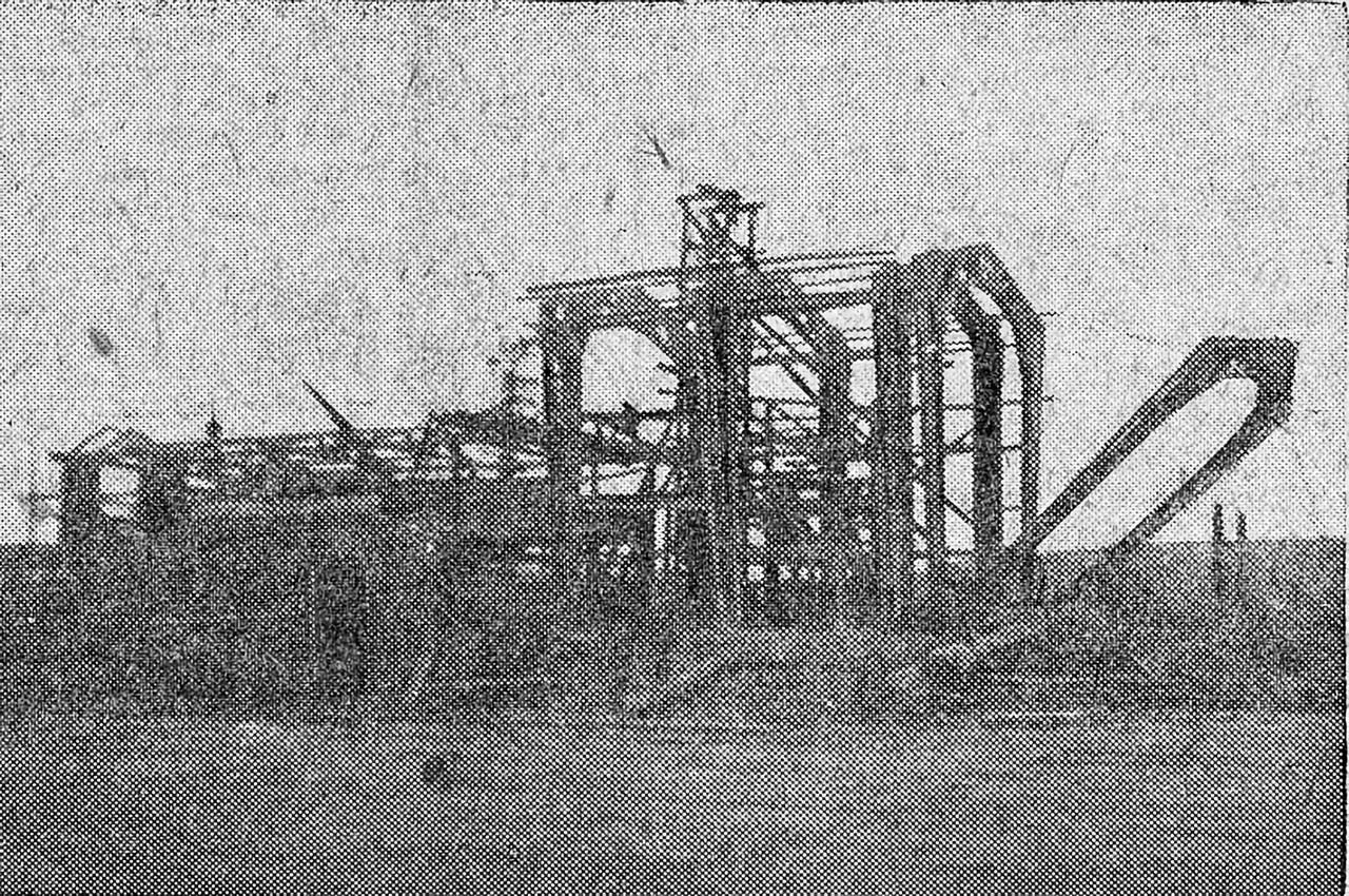 Подъём малой рамы обогатительной фабрики на Усть-Утиной. 20 июля 1936 года. Фото из газеты «Советская Колыма».