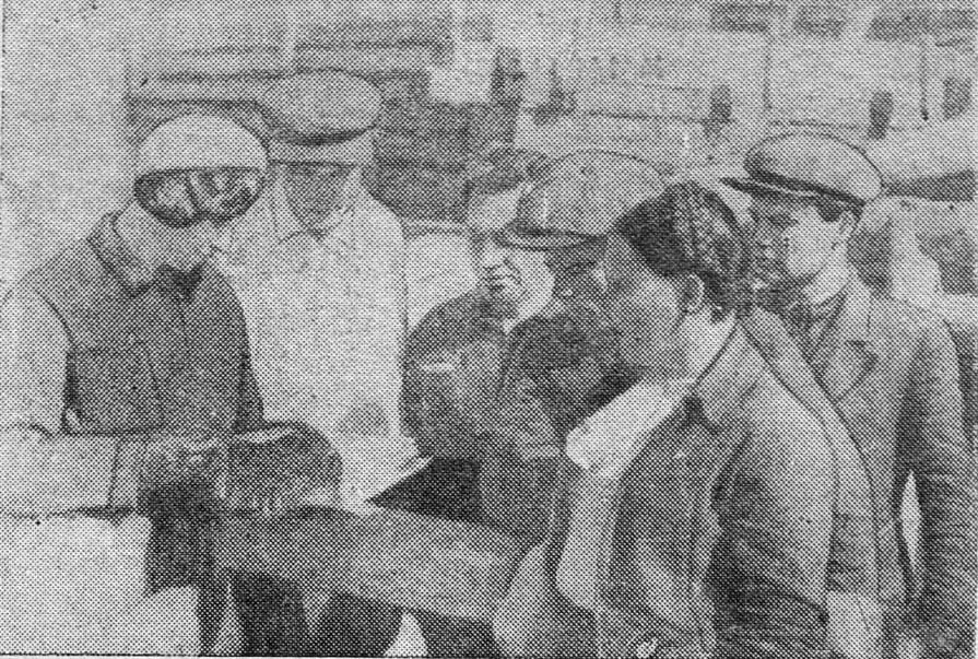 Совещание на обогатительной фабрике № 1. Начальник фабрики Шустова - слева. Июнь 1940 года. Фото из газеты «Советская Колыма».