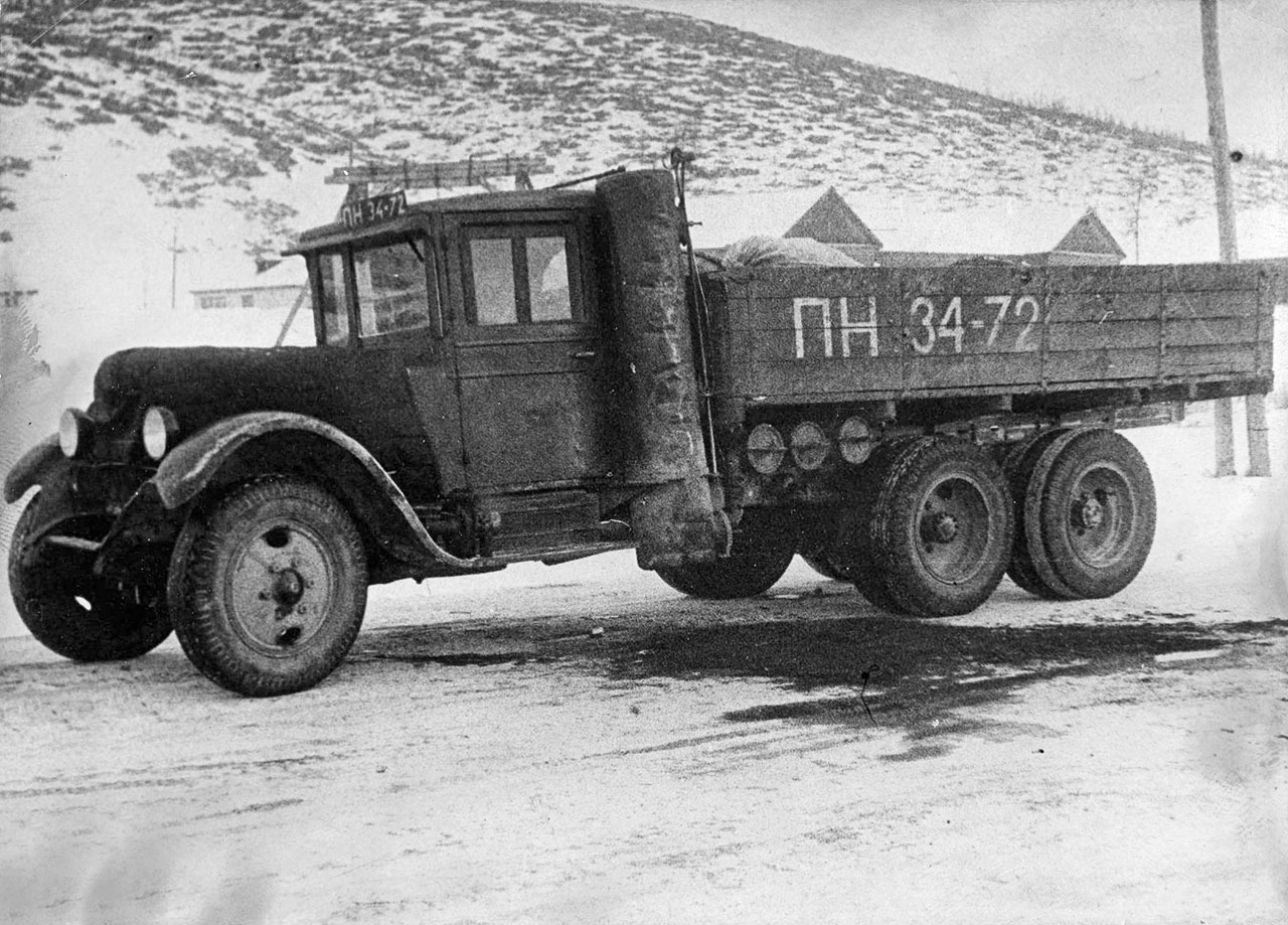 Автомобиль  «ЗИС-6», переоборудованный в газогенераторный.