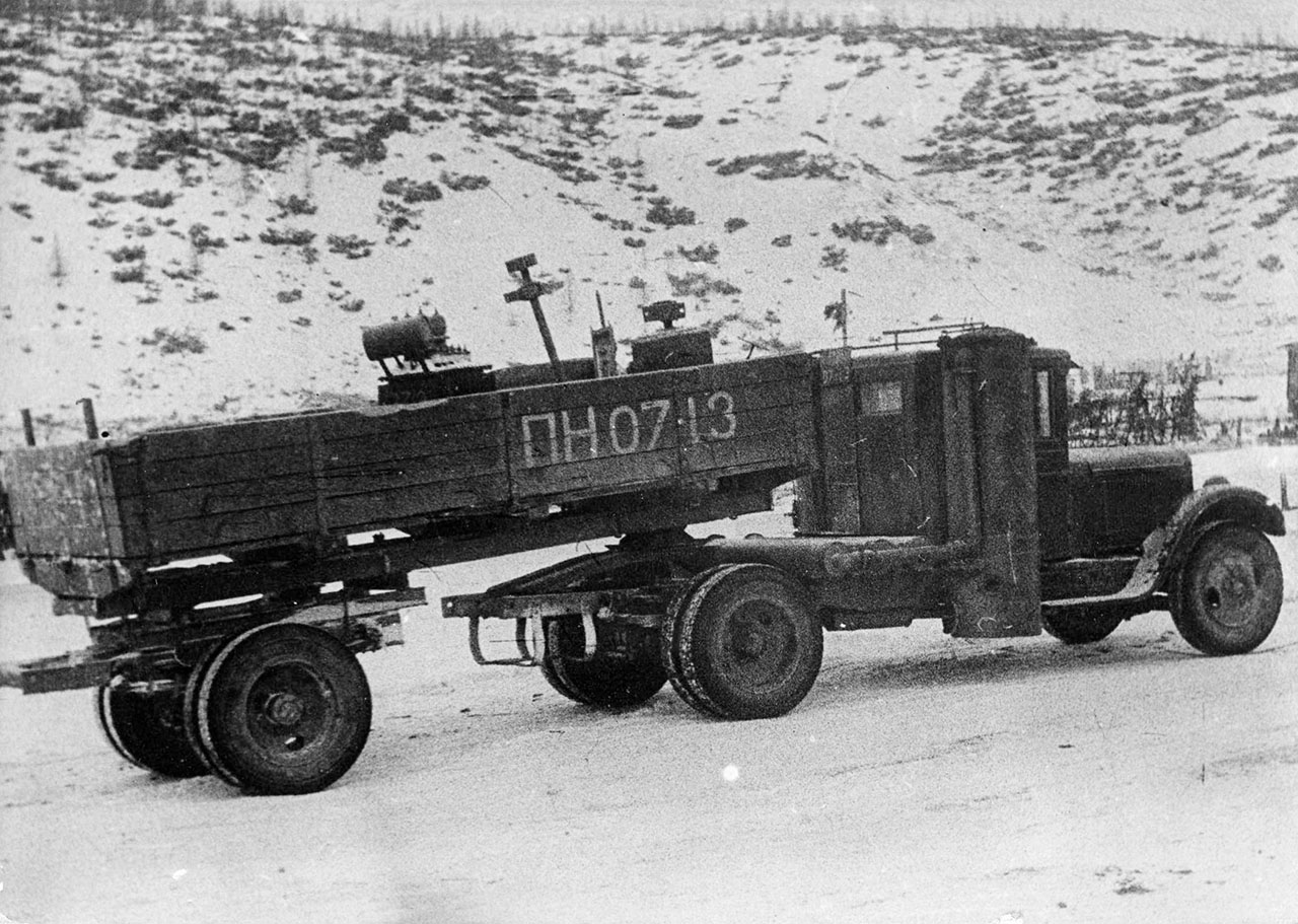 Колымская трасса. Газогенераторный автомобиль «ЗИС-21», переоборудованный под полуприцеп. 1940 год.