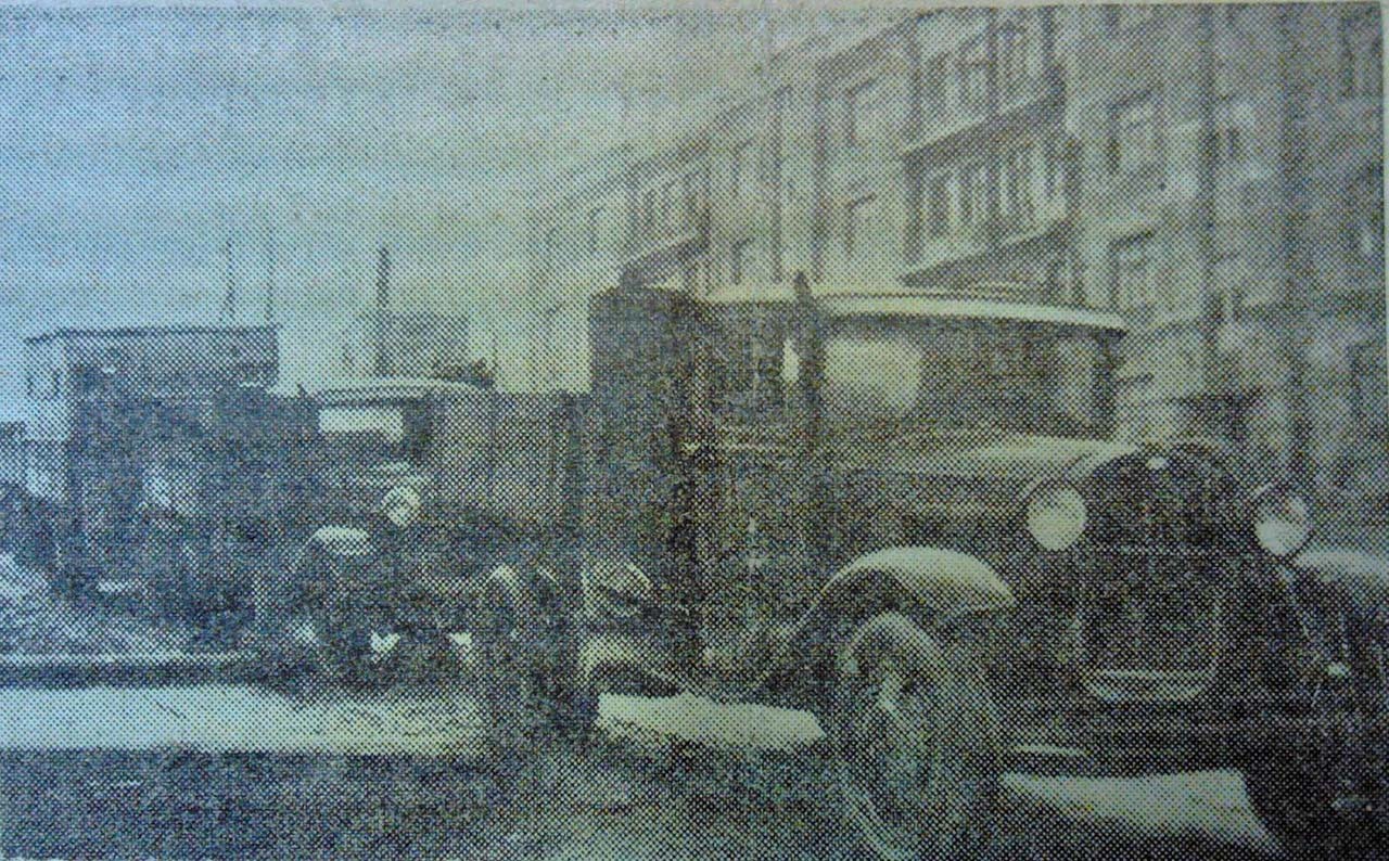 Колонна газогенераторных машин на улицах Магадана. 1938 год.