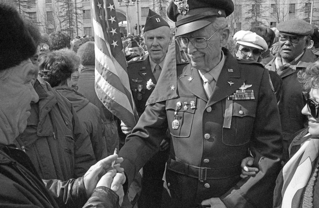 Американские летчики ветераны Второй мировой в Магадане в День Победы. 1995 г.