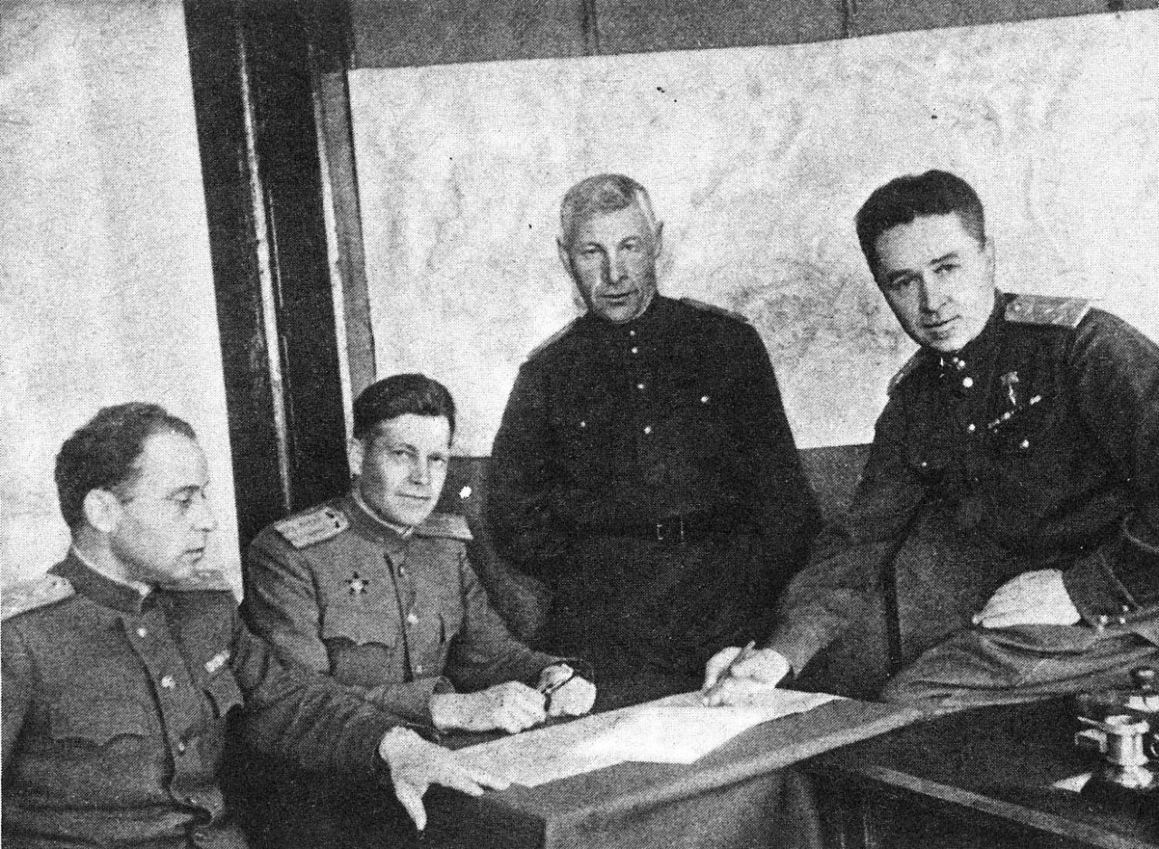 Полковник И. Прянишников, подполковник А. Пушкарский, подполковник А. Мельников, полковник И. Мазурук в штабе дивизии