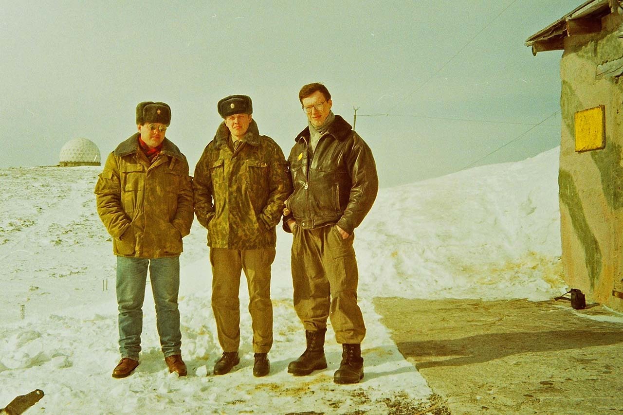 Прапорщик Земфир, старший лейтенант Владимир и автор около пункта управления. 1997 год.