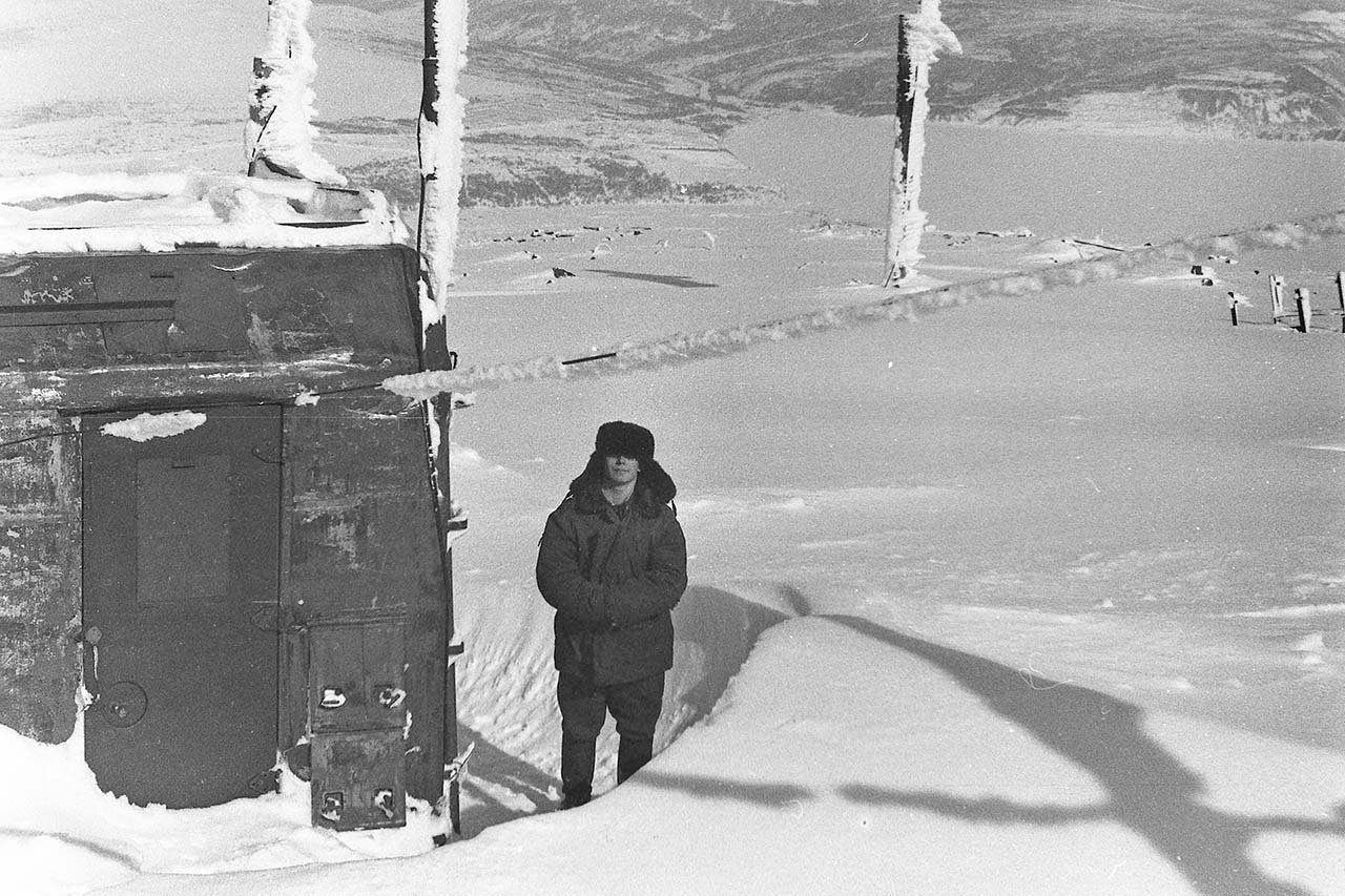 Кодировщик Игорь возле «вагончика ФСБ». Сзади бухта Гертнера. 1995 год.