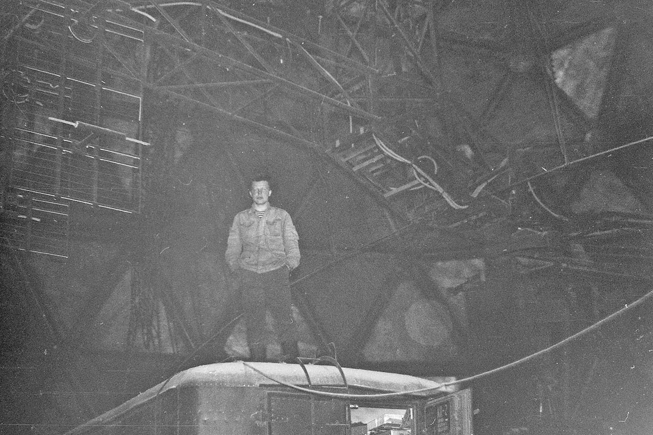 Внутри большого купола. Дизелист Саня на аппаратном вагончике. 1994 год.