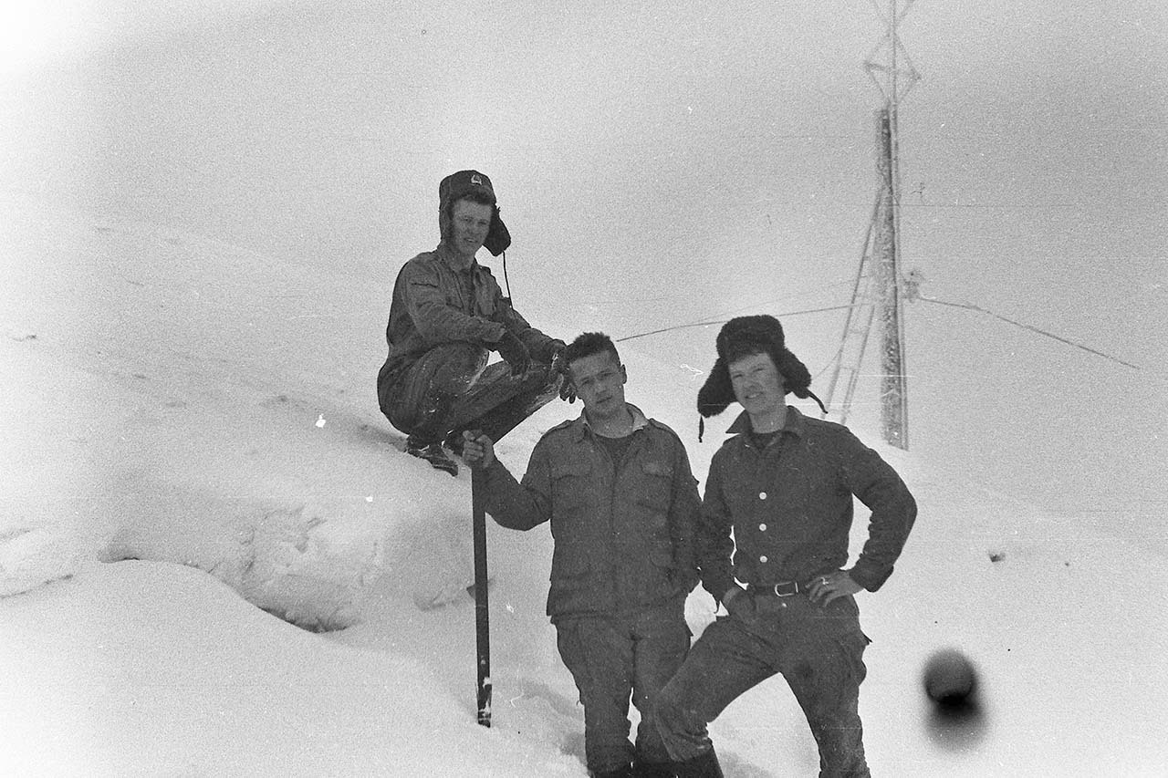 Флорид, Рустам и автор откапываем вход. Флорид сидит на крыше. Справа телевизионная антенна от телевизора, расположенного в «красном уголке». 1994 год.