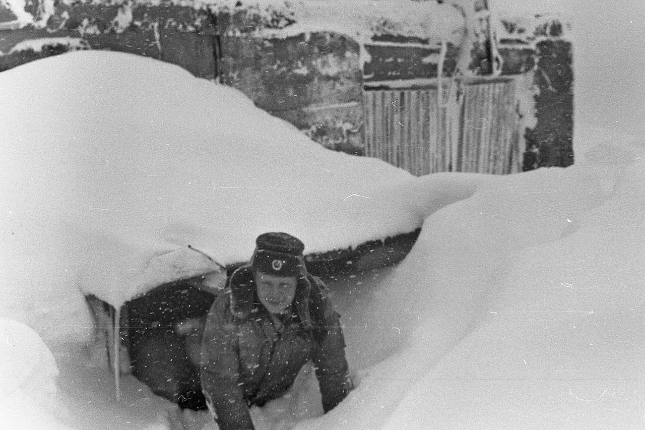 Дизелист Саня в главном входе на дизельную подстанцию. В снегопад только так можно было в нее попасть. 1994 год.