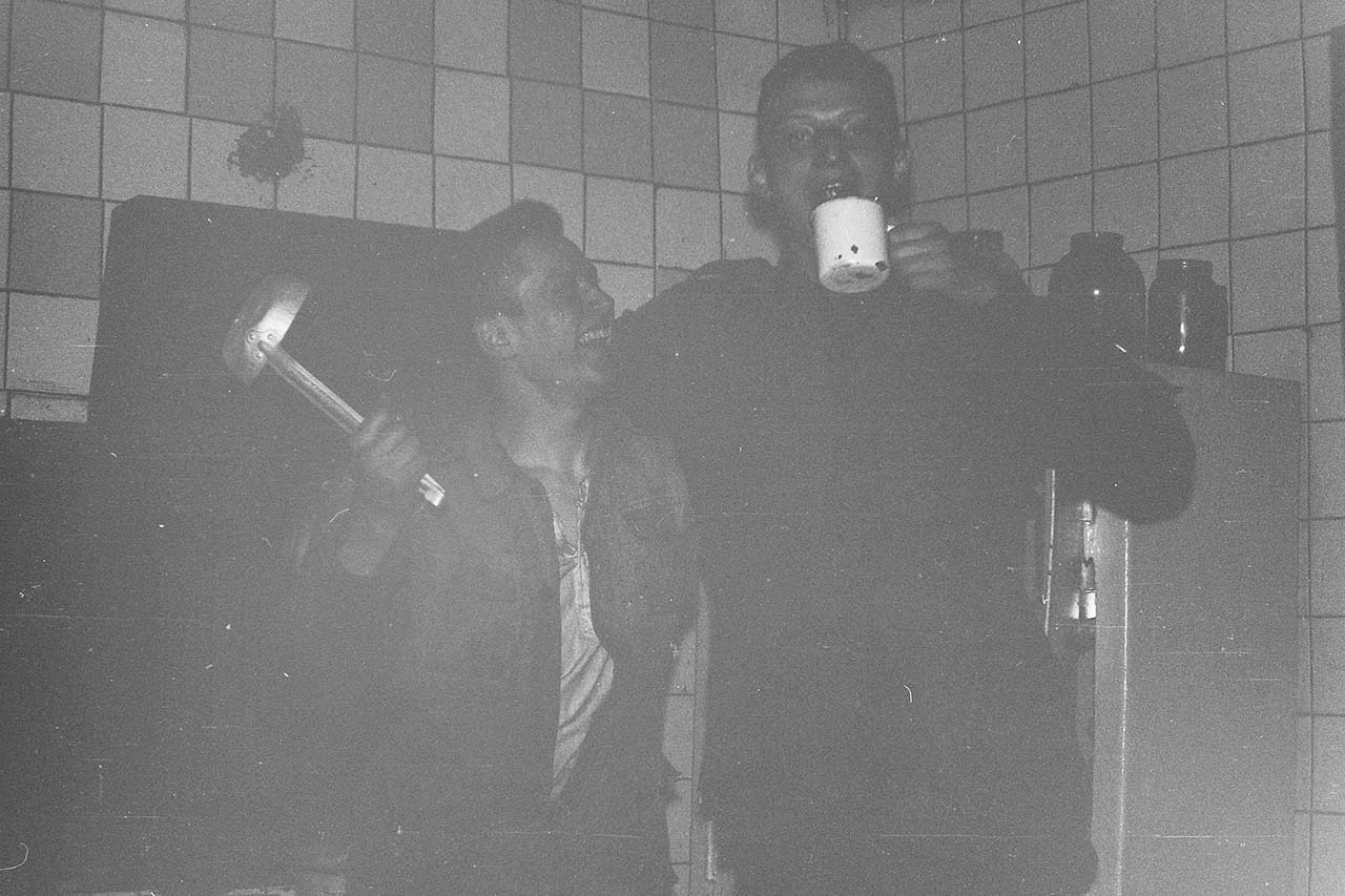На кухне в одну из партизанских вылазок. 1994 год.