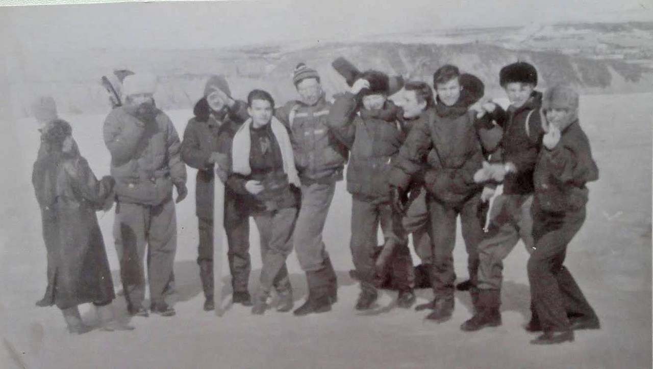 Группа ГПР-67 Магаданского политехникума в учебном маршруте в бухте Гертера. 1992 год.