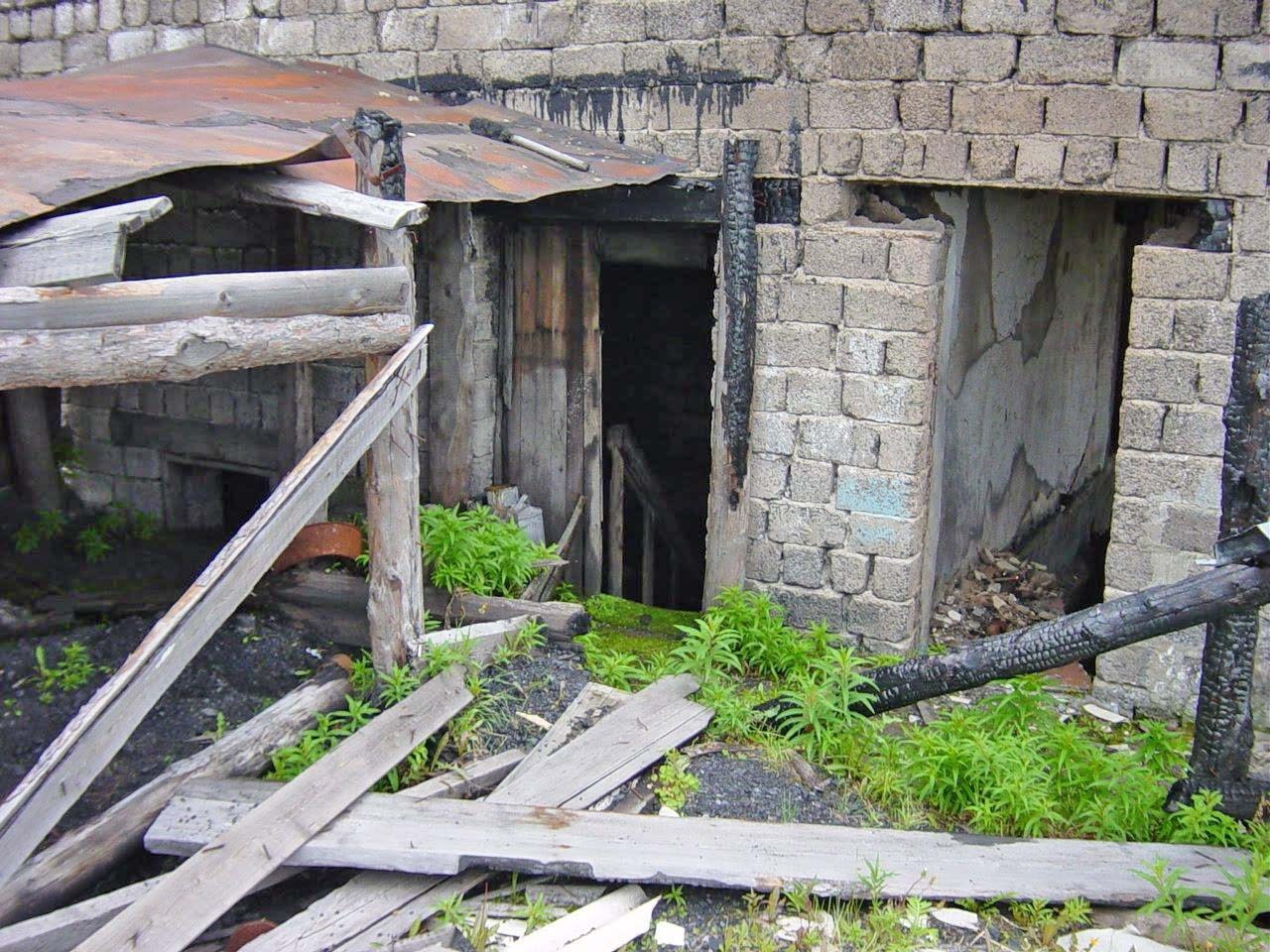 Склад угля (слева), вход в кочегарку (посередине) и коридор в казарму. 2003 год.
