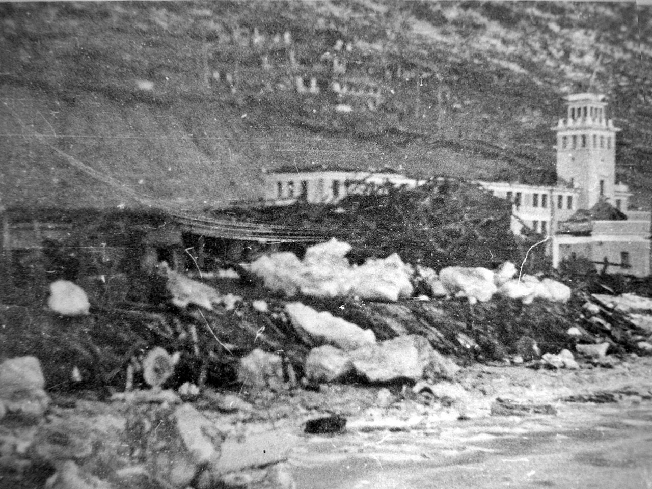 Магаданский торговый порт. Последствия взрывов пароходов 19 декабря 1947 года.