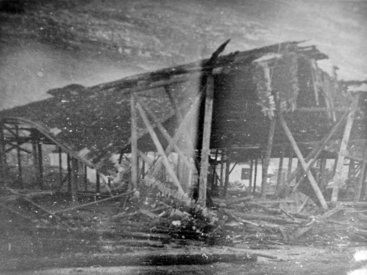 Разрушенный взрывной волной склад. Магаданский торговый порт. Последствия взрывов пароходов 19 декабря 1947 года.