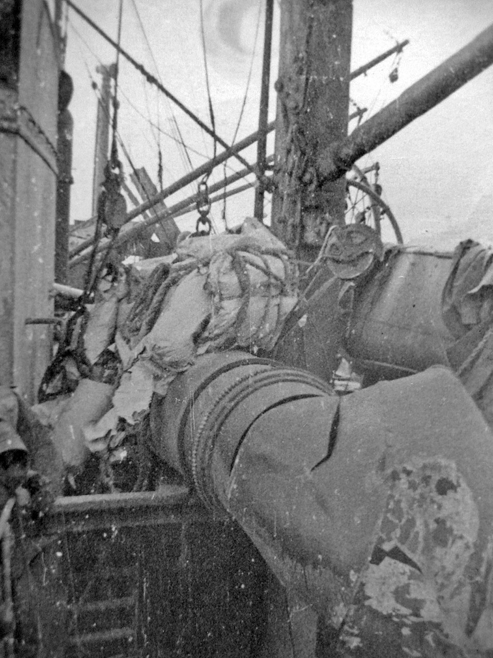 Сломанные взрывной волной паровые трубы на палубе парохода «Минск» в торговом порту. Последствия взрывов пароходов 19 декабря 1947 года.