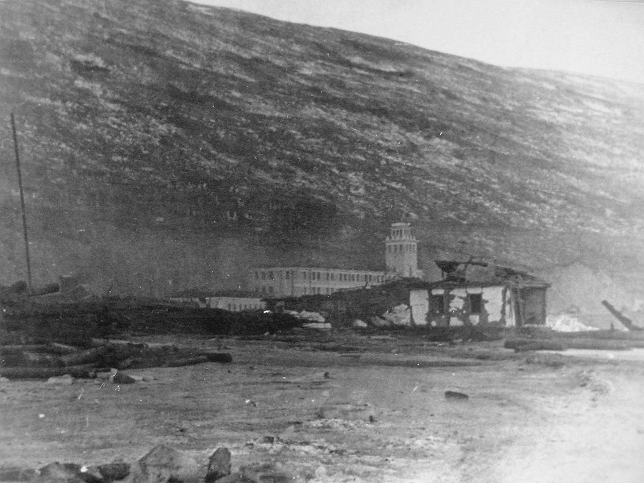 Магаданский торговый порт. Последствия взрывов пароходов 19 декабря 1947 года.