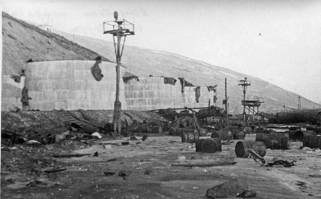 Разрушения на нефтебазе. Магаданский торговый порт. Последствия взрывов пароходов 19 декабря 1947 года.