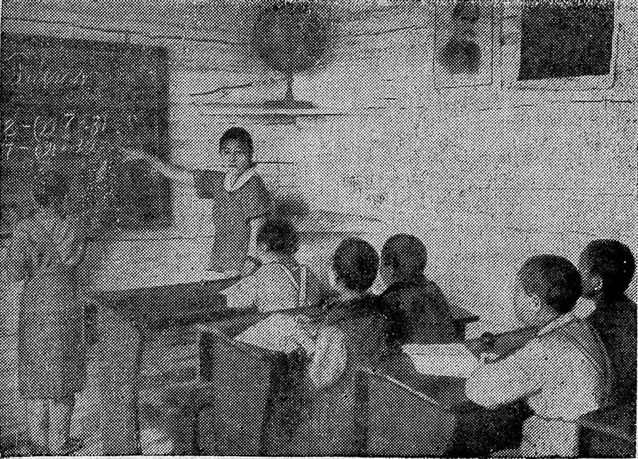 Занятие по арифметике у 2 класса. Преподаватель Зоя Сивцева. 1938 год.